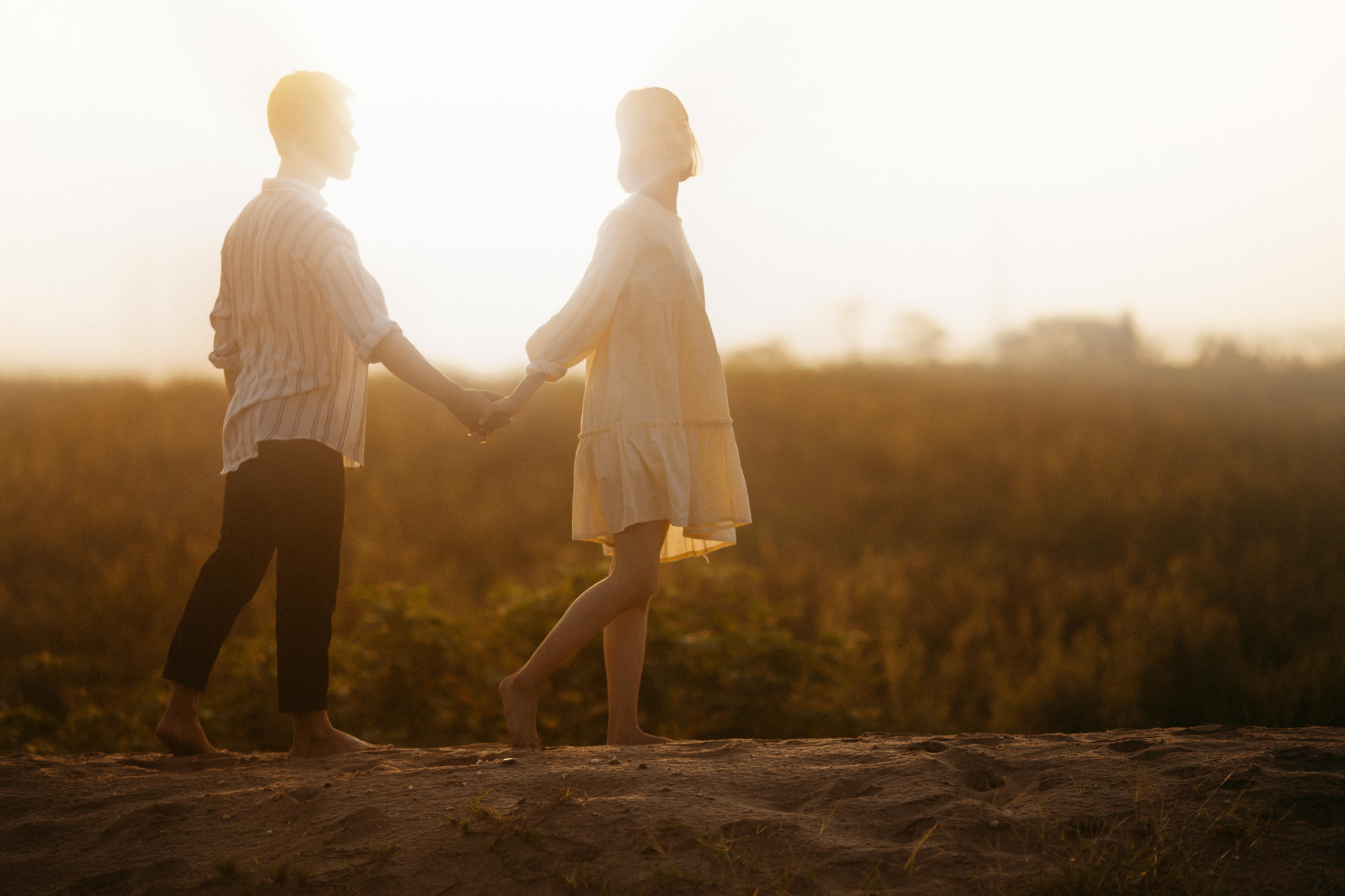 Outdoor romantic photoshoot for couples